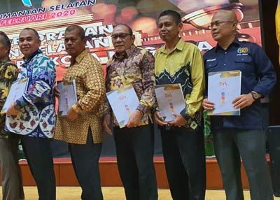 Lima Wartawan Senior Riau Terima Press Card Number One di Puncak HPN